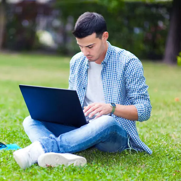 uni student using his laptop