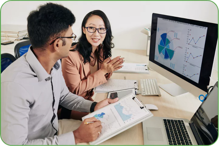 طلاب في تخصص علم البيانات يتناقشون حول دروسهم