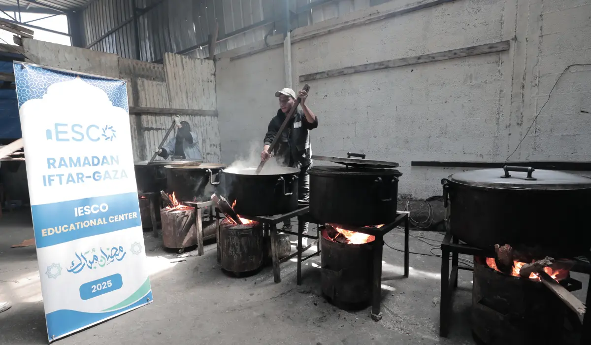 Kanak-kanak menerima makanan di Gaza