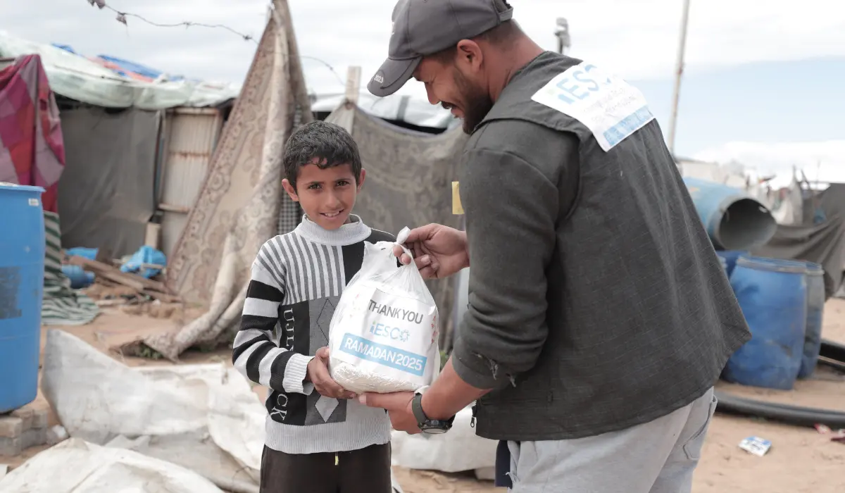 Keluarga Gaza menerima bantuan makanan