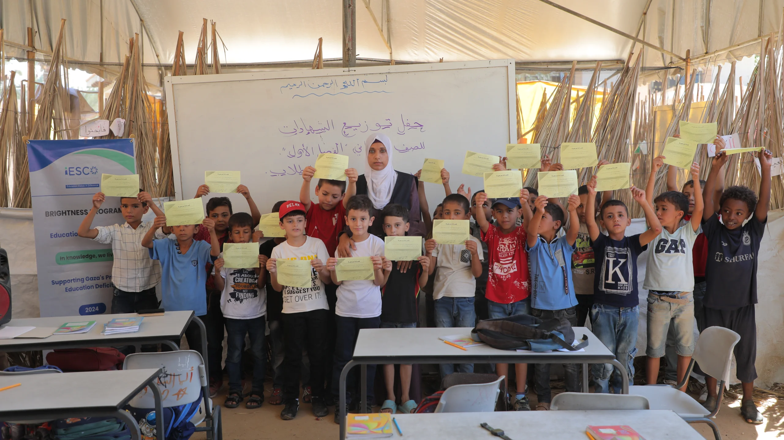 Kanak-kanak Gaza belajar di dalam khemah sekolah sementara