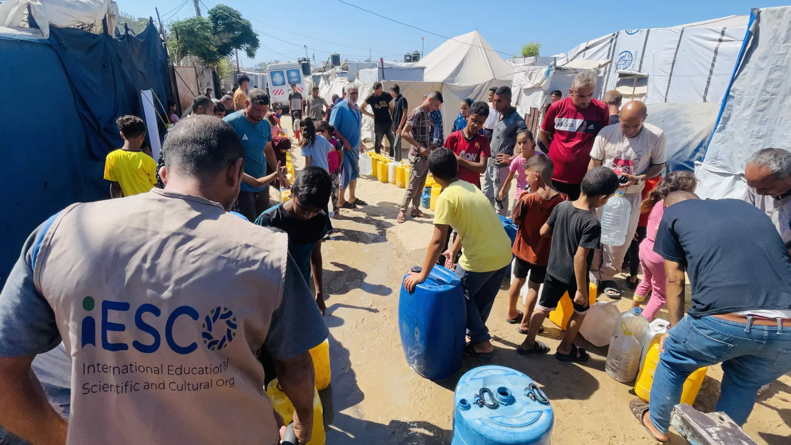 Penduduk Gaza menggunakan sumber air bersih yang disalurkan melalui kempen IESCO