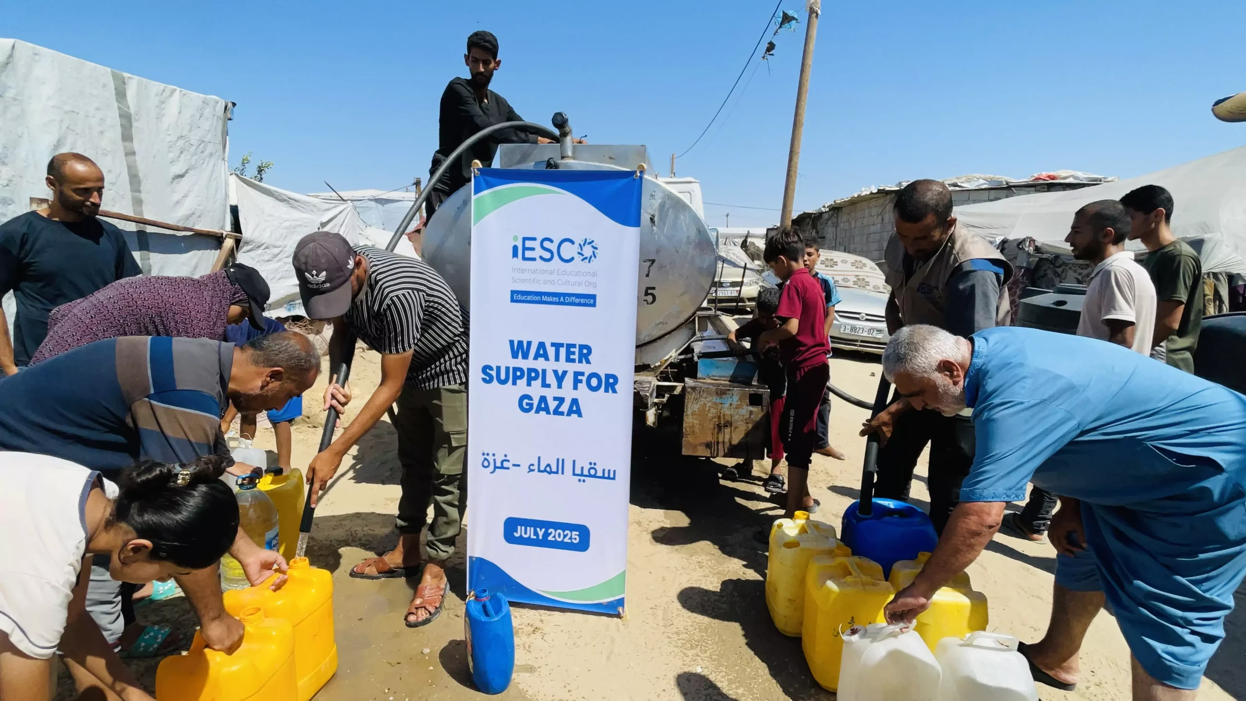 Pasukan IESCO mengagihkan air bersih kepada penduduk Gaza