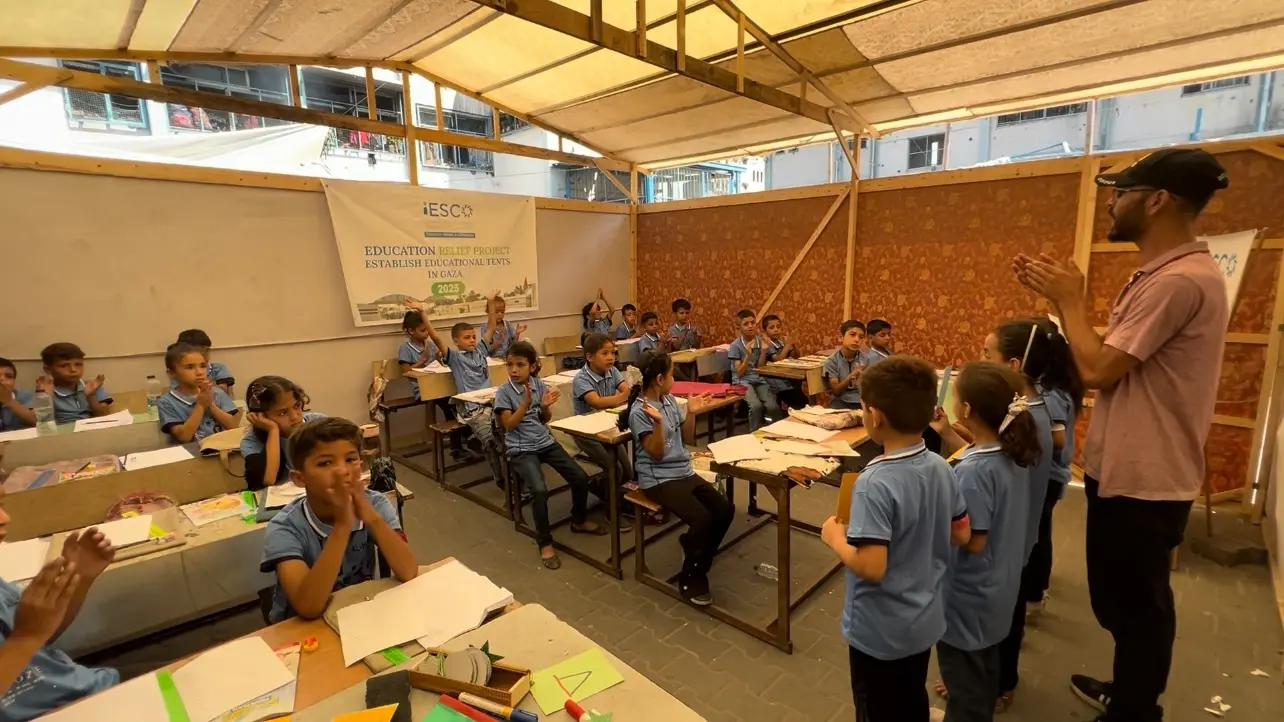 Anak-anak Gaza menerima bantuan pendidikan daripada IESCO